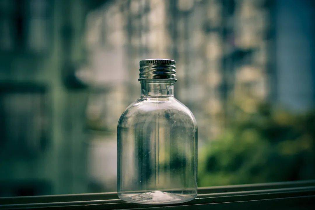 一个空瓶子,你向里面倒水,里面就装着水;你向里面倒垃圾,里面就装着