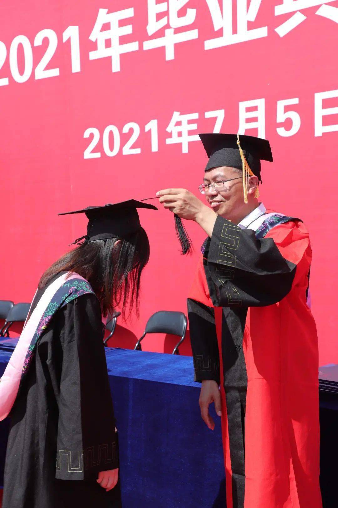党总支书记、院长高宇宏为艺术设计学院全体毕业生拨穗并颁发学位证书。毕业寄语忆往昔，岁月如歌。在山传，