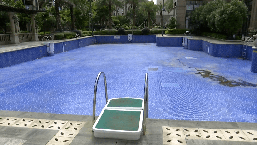 没成想,今夏的游泳池是这样的他也想到小区游泳池打个卡小编的一位