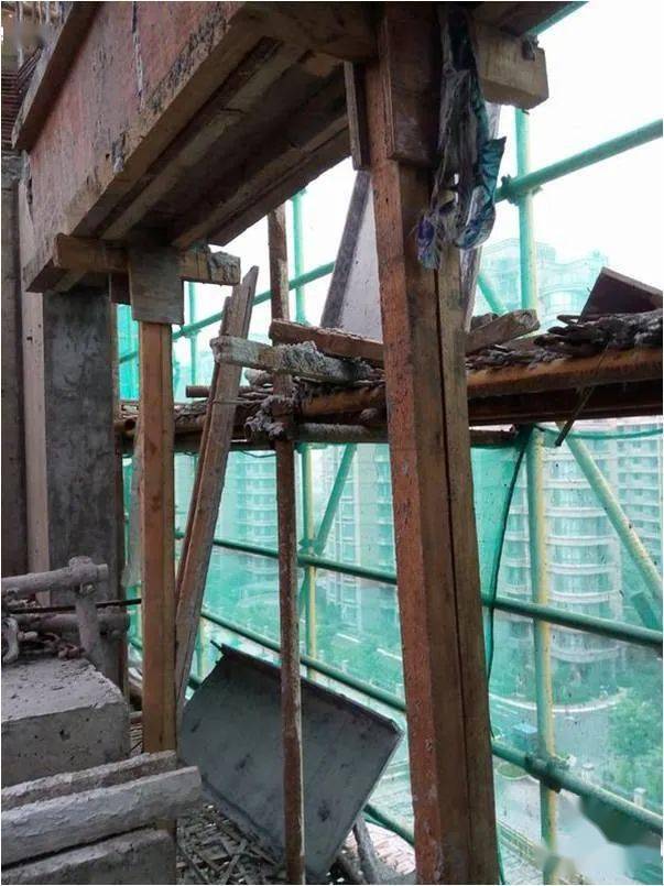 小横杆可调托座调节长度超过15cm优秀做法抛撑当脚手架下部暂不能设连