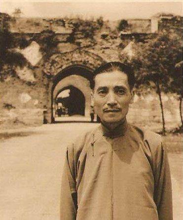 宛平县县长的王冷斋前排右二留下自己挣扎着爬了一昼夜他坚持让战友带