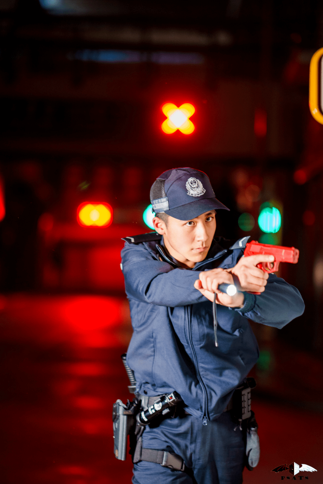 湖北一警校生公交车上擒小偷,霸气回应"我是警察,不怕你"