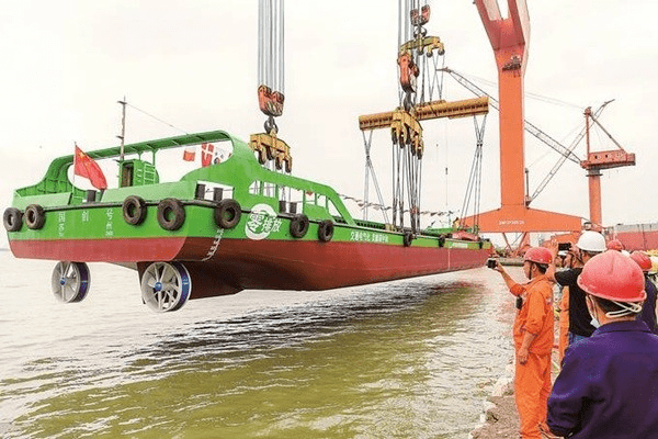 国内首艘内河电动集装箱船在泰州高港下水