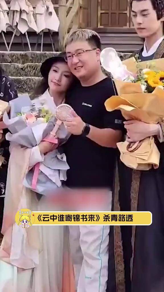 吴佳怡靠着导演身体拍照 虽然剧组都看着,但是还是忍不住震惊了!