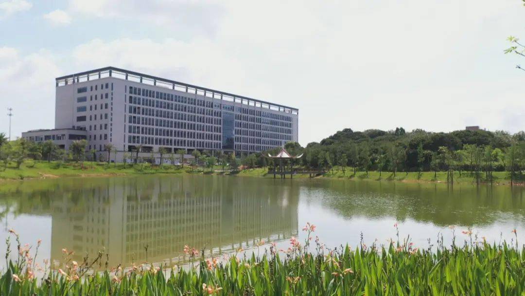 优美的生态校园山林湖泊,绿树环绕广东海洋大学(阳江校区)新校区-广东