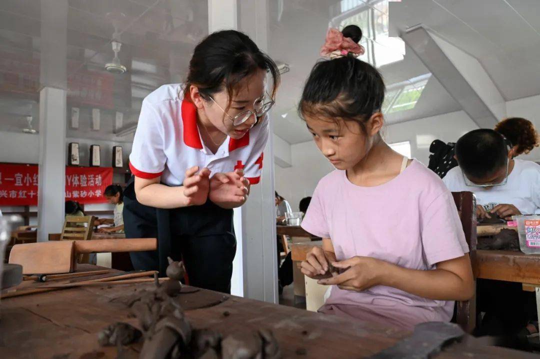 下午14:00,宜兴紫砂小学发生的一幕!