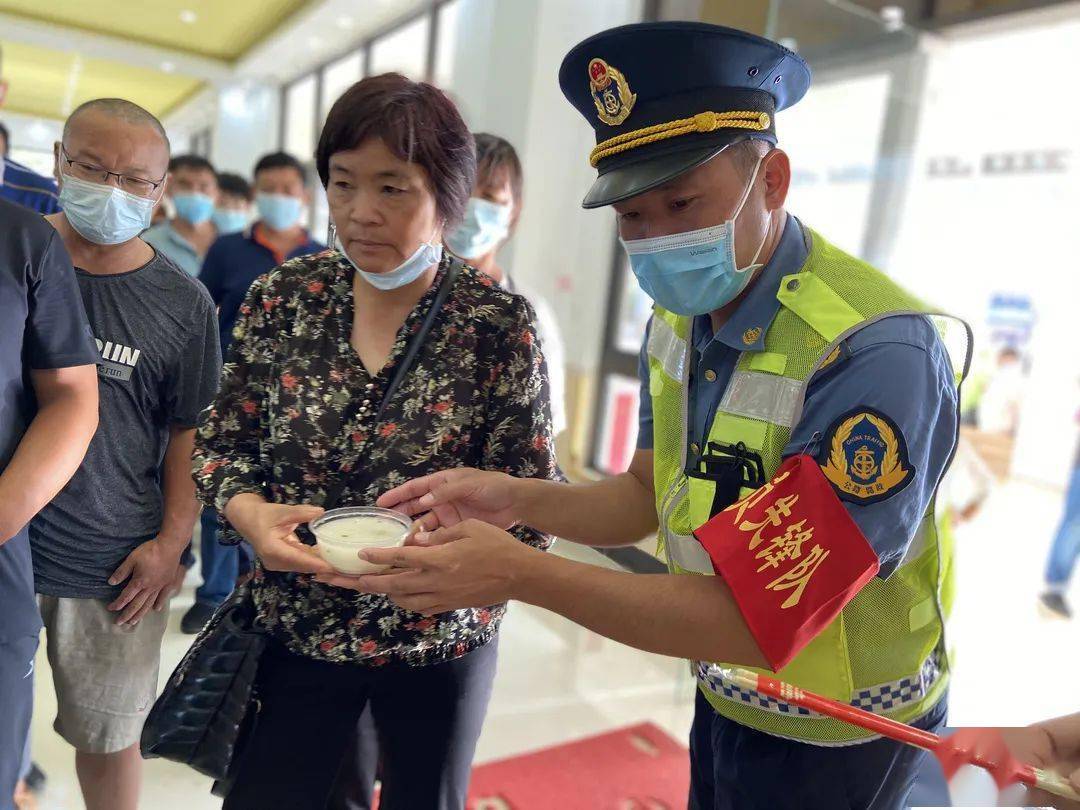 影响|170余名司乘因停航滞留徐闻服务区,这时候他们来了……