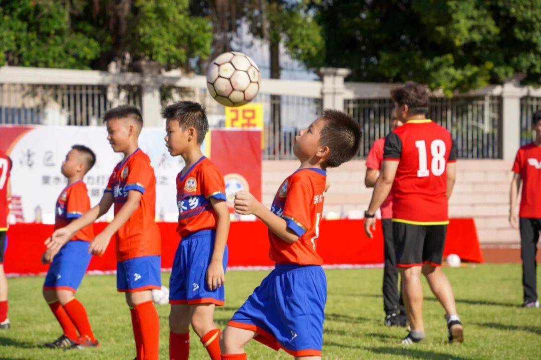 旗峰小学的足球小将顶着烈日训练