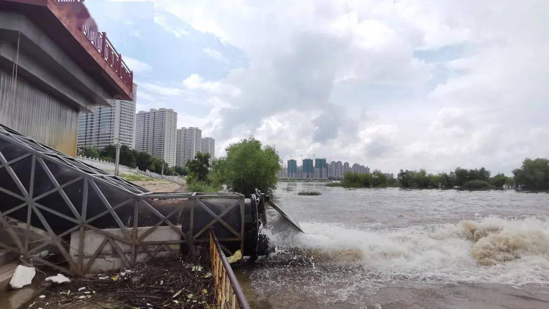 劳动湖在"泄洪"?记者调查