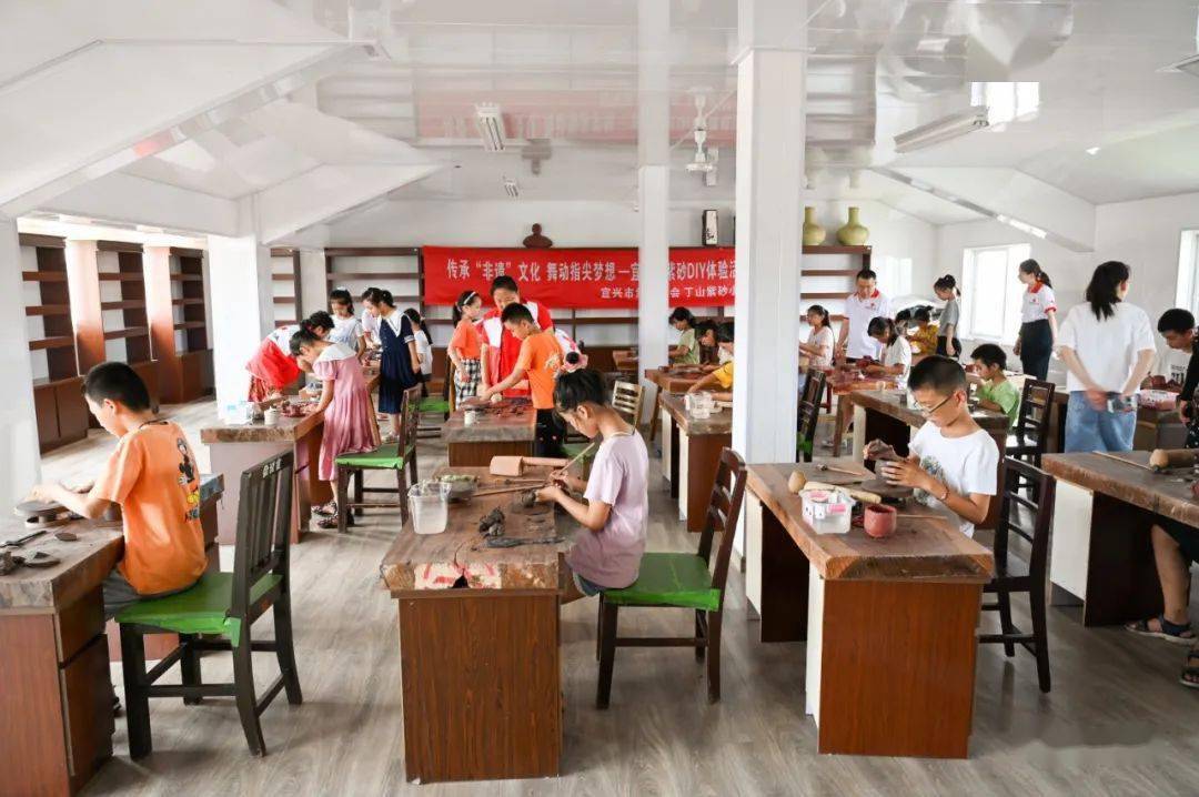 2021年7月6日下午14:00,宜兴市红十字会联合宜兴市紫砂小学开展"传承"