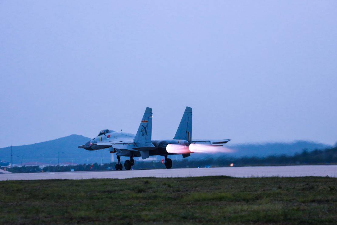 雨中起飞练硬功