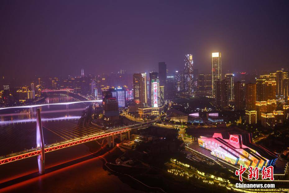 at|Experience ＂Cloud Walk＂ at Chongqing 250-meter glass viewing platform