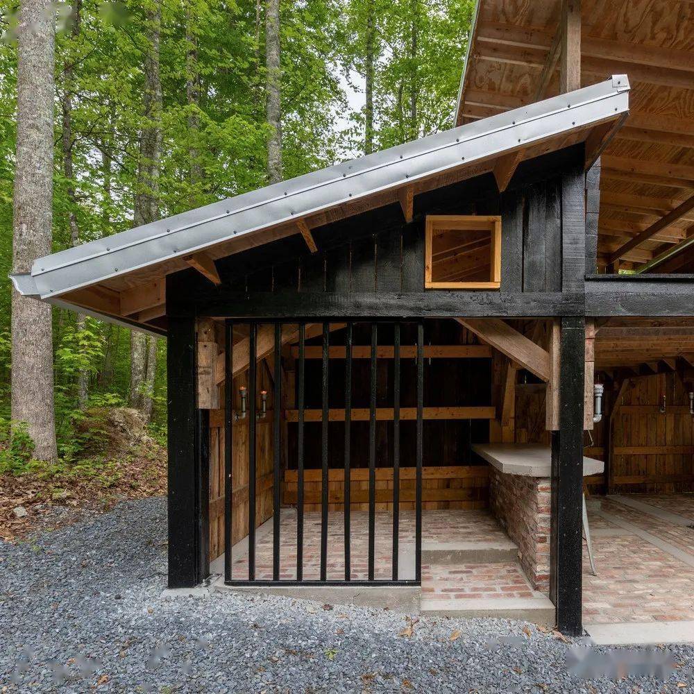 建筑师利用回收材料自建露营地小木屋