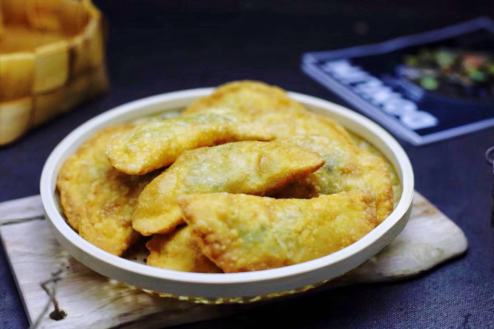 爱吃饺子的有福了,这样炸出来的饺子外酥里嫩,好吃到停不下来