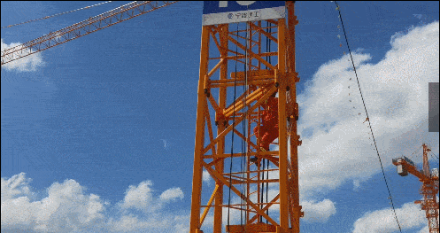 一名塔吊司机在塔吊上中暑晕倒 消防救援人员到场后得知 司机因为气温