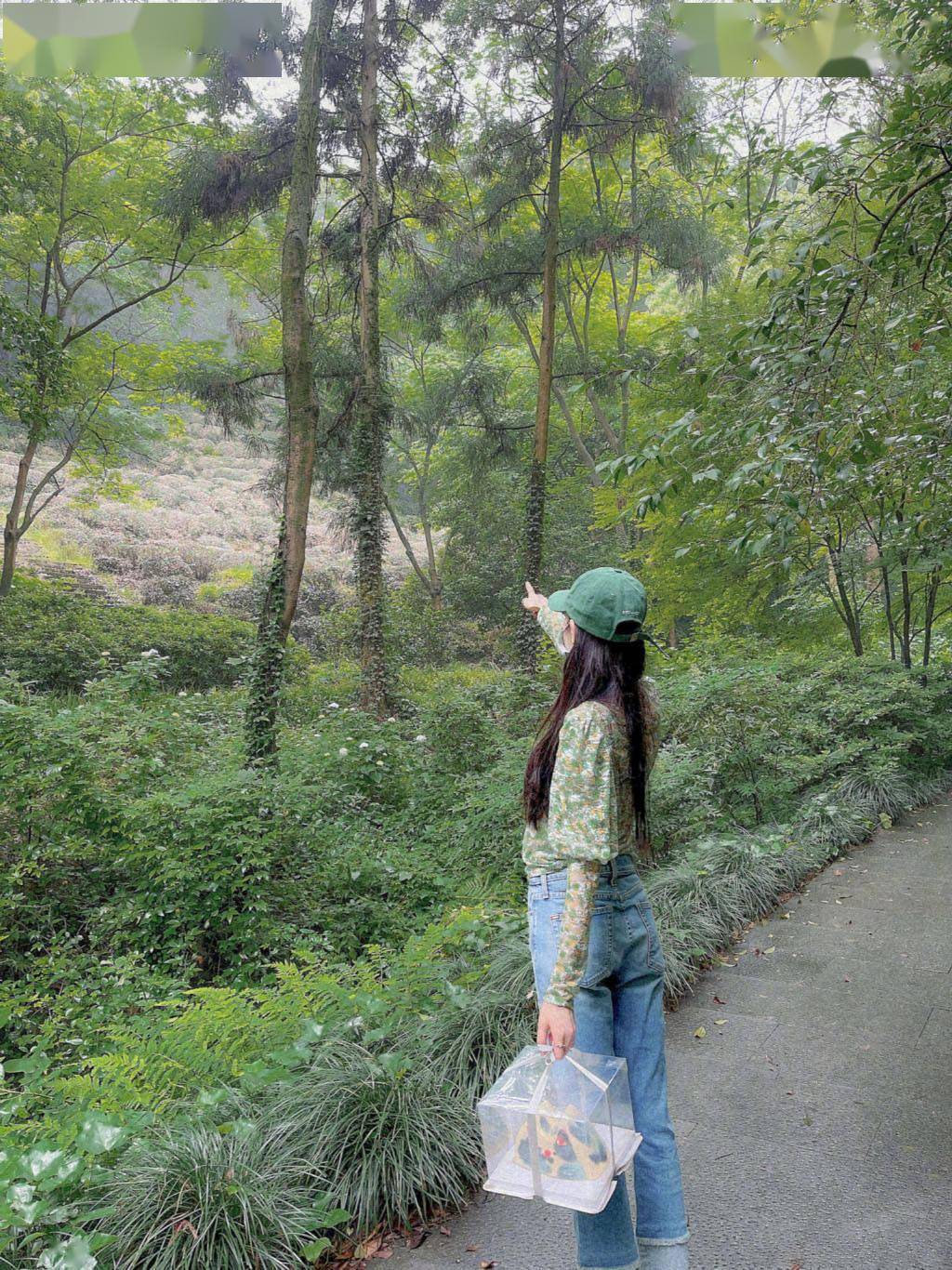 夏日小精灵降临人间!迪丽热巴分享绿洲九宫格清新靓丽