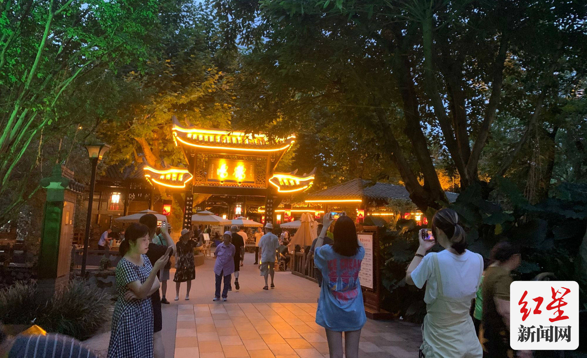 成都市|这个夏日 鹤鸣茶社送来“延时清凉”