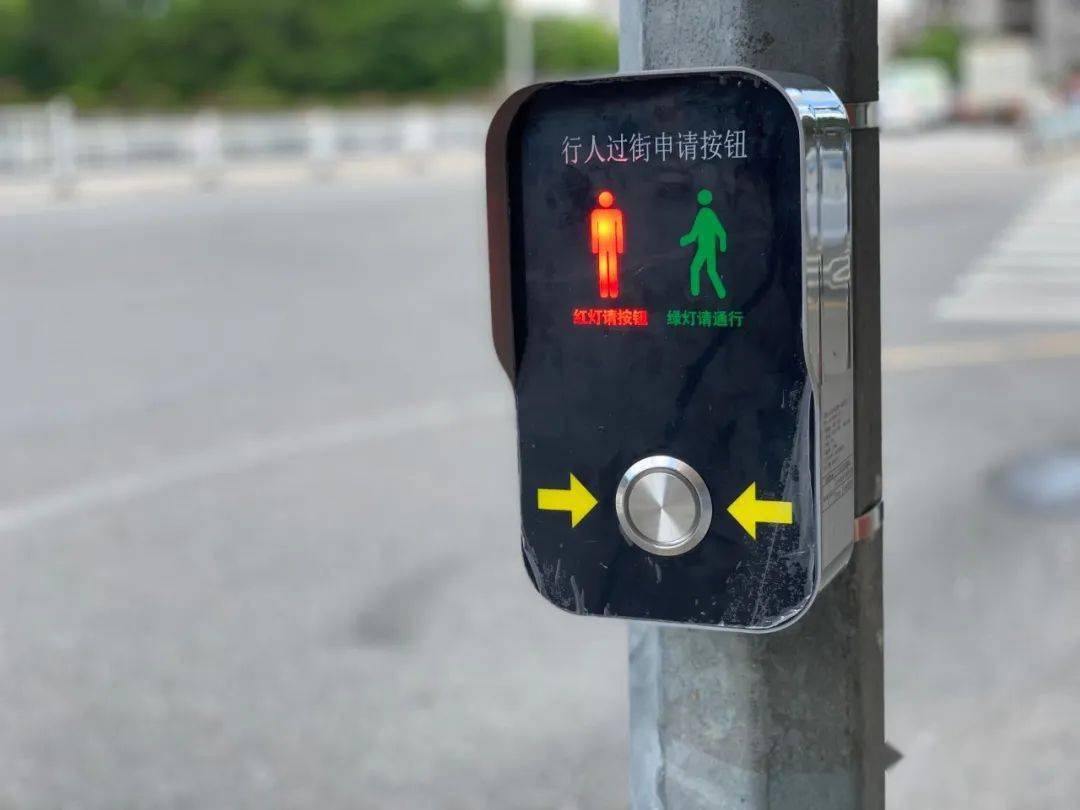 据了解,智能行人过街设施是通过加装信号控制系统和行人过街按钮,从而