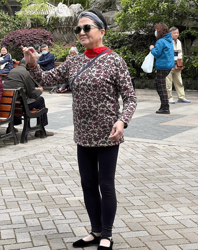 钟南山夫妇现身首映礼他衣着朴素身姿挺拔夫人穿碎花衫气质佳