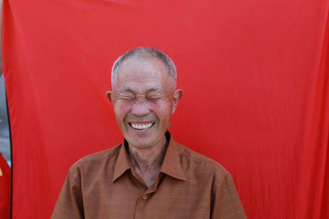 时光啊,请你慢一点~贺红梅老人展示40年前拍的2寸黑白照马红摄志愿者