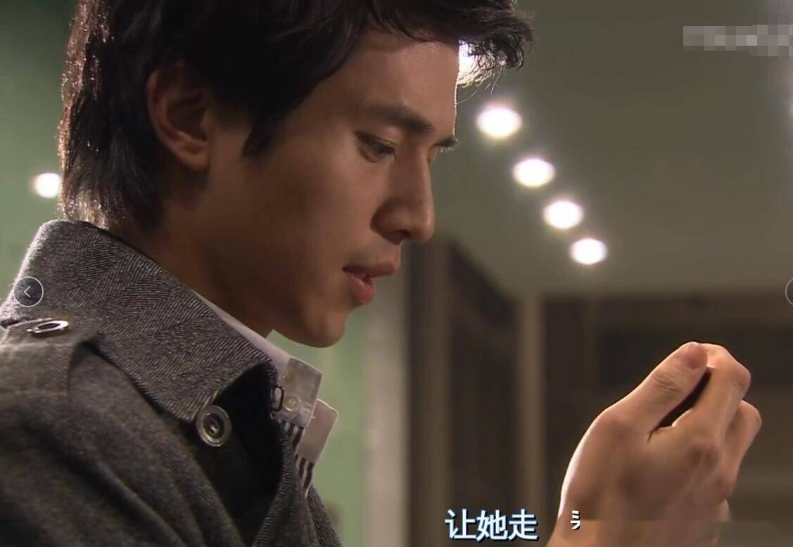 事实上,薛功灿以为那段感情余情未了,但他与金世萱在电梯拥抱,他眼睛