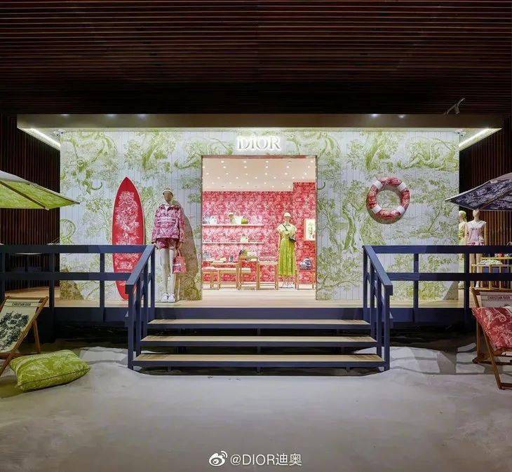 高定|壹周潮话题 | 杨幂的街拍风格变了？(剪刀手没变)