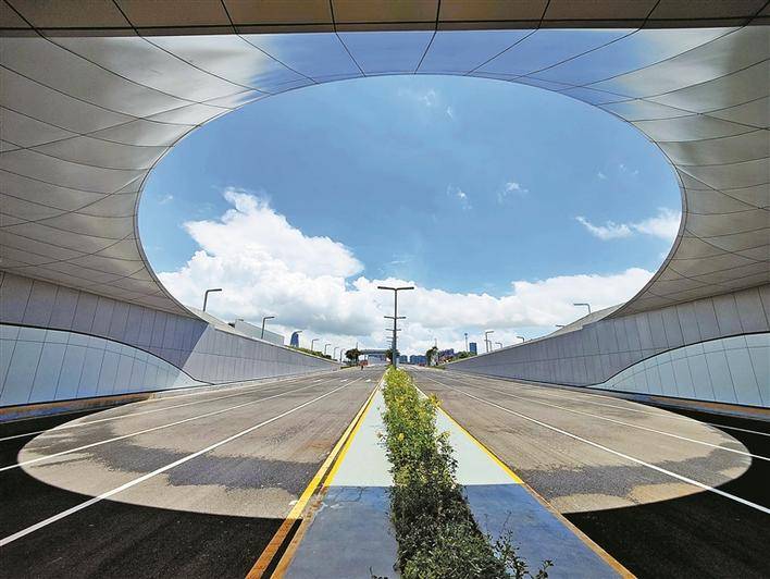 前海地下道路北边连通南坪快速二期,东边连通滨海大道快速路,南接广深