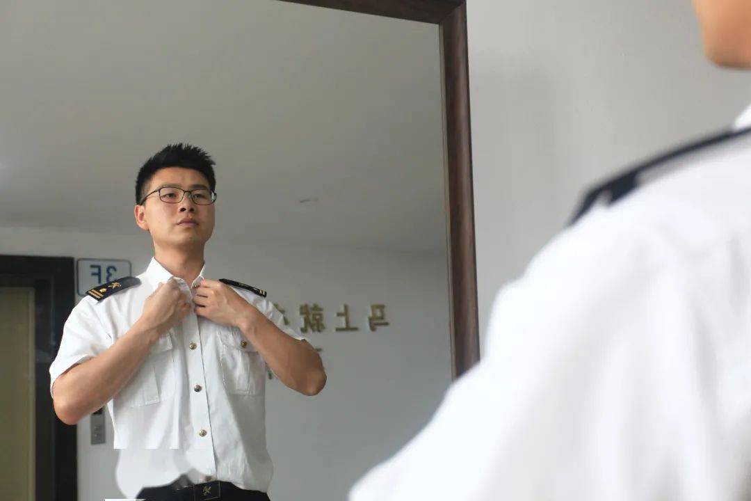 走进办公区的第一件事,就是在电梯门口的关容镜前,整理着装,端正仪容.