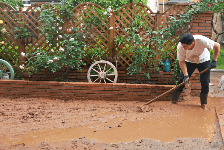 我们想要的是自然美式乡村风,花池和铺面全部用红砖,每一块砖都现场