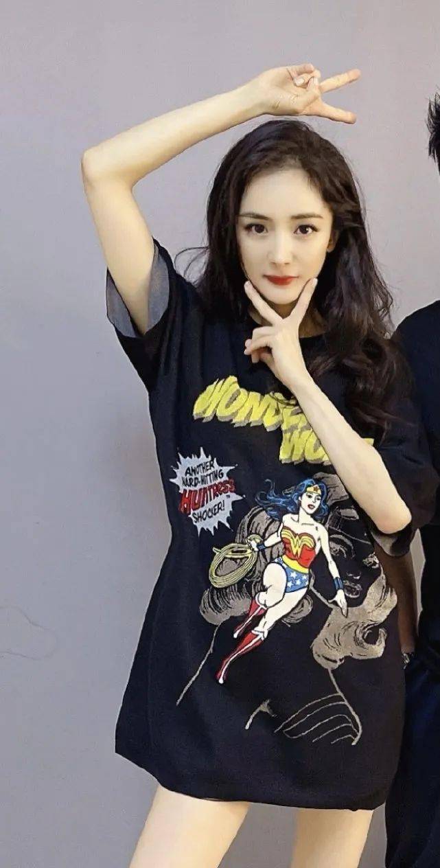 壹周潮话题杨幂的街拍风格变了剪刀手没变