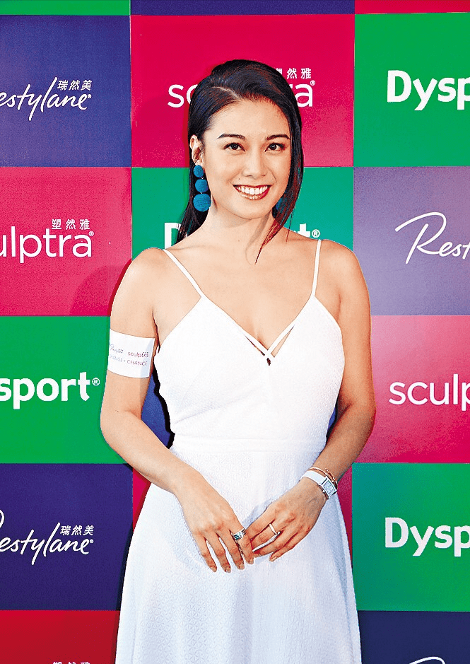 廖碧儿脸看着胖嘟嘟，但身材却十分撩人，身穿裙装 女人味更浓，她的穿搭也展现着裙装的独特魅力