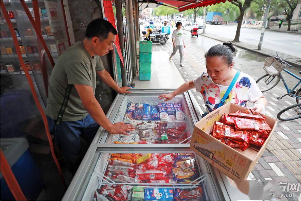 上海出梅入伏冷饮批发小店日销量超万根