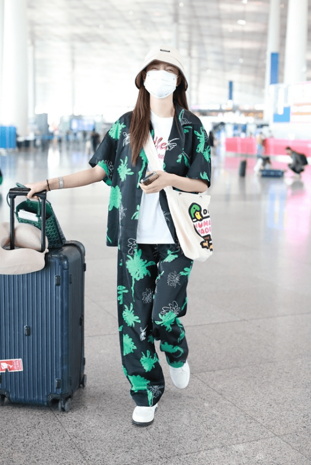 同款大学生服装 faa057459f904ff0be1a89d3a949066e.png