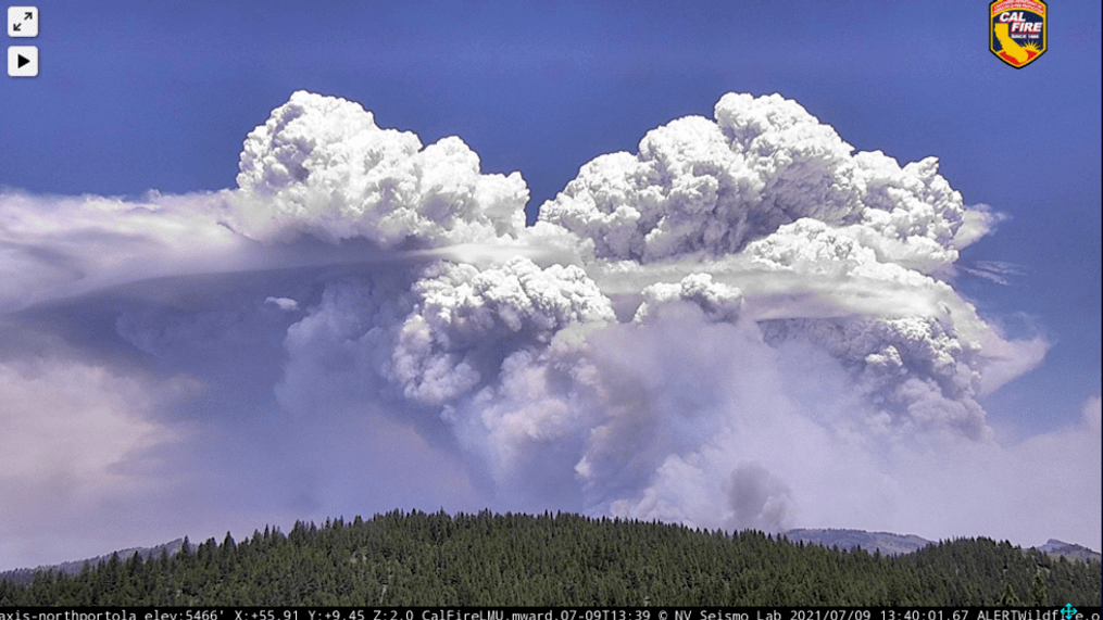 加州野火狂烧引火风暴消防飞机洒水还没落地就已经蒸发图