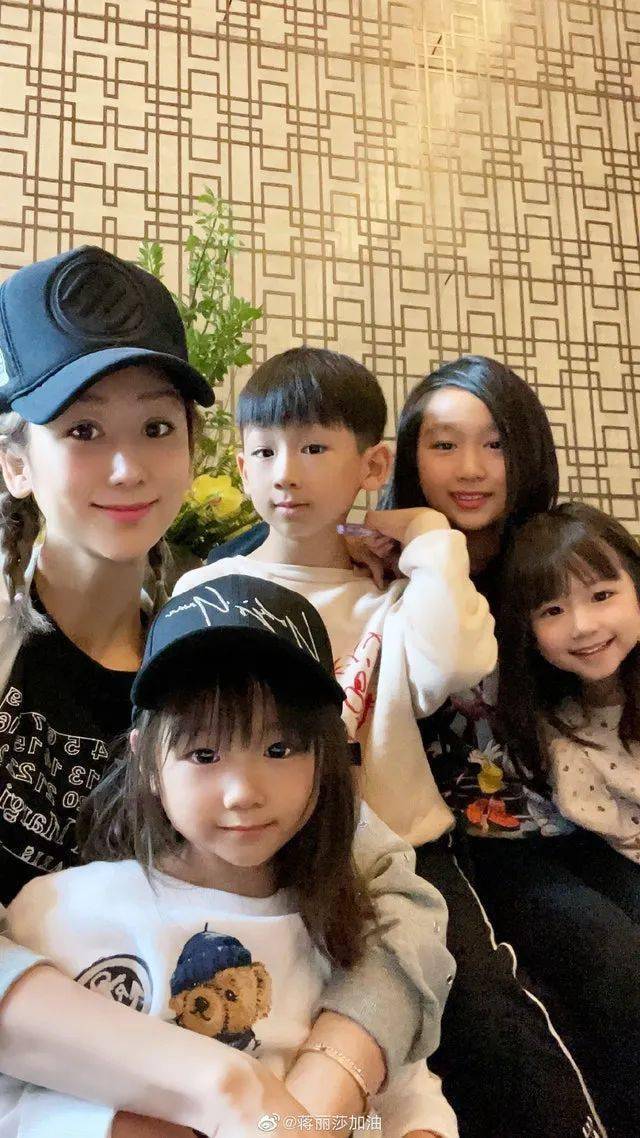 结婚10周年陈浩民晒一家六口温馨合照疑p图严重网友称诡异