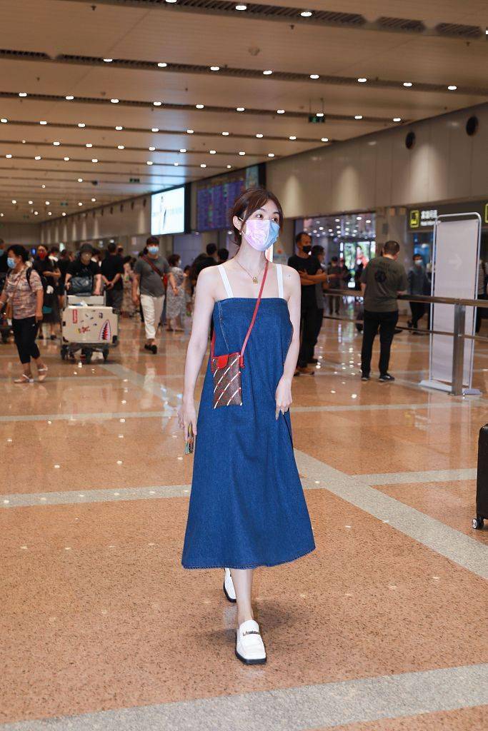 方头|李菲儿戴梦幻口罩笑容明媚 穿吊带长裙露香肩变甜酷少女