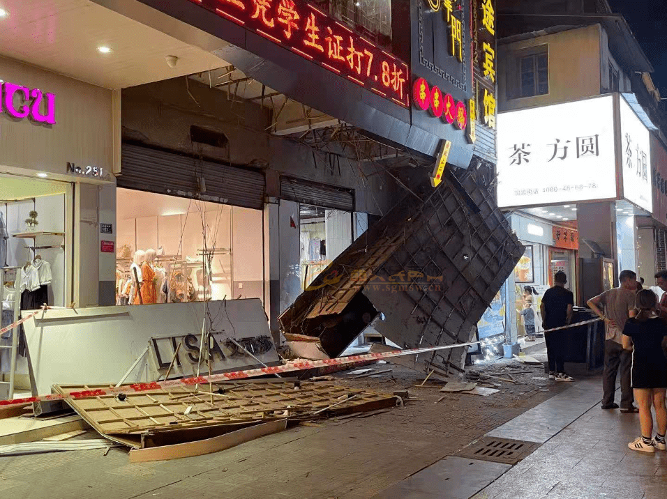 谁来负责市区步行街一商铺招牌突然掉落砸到车