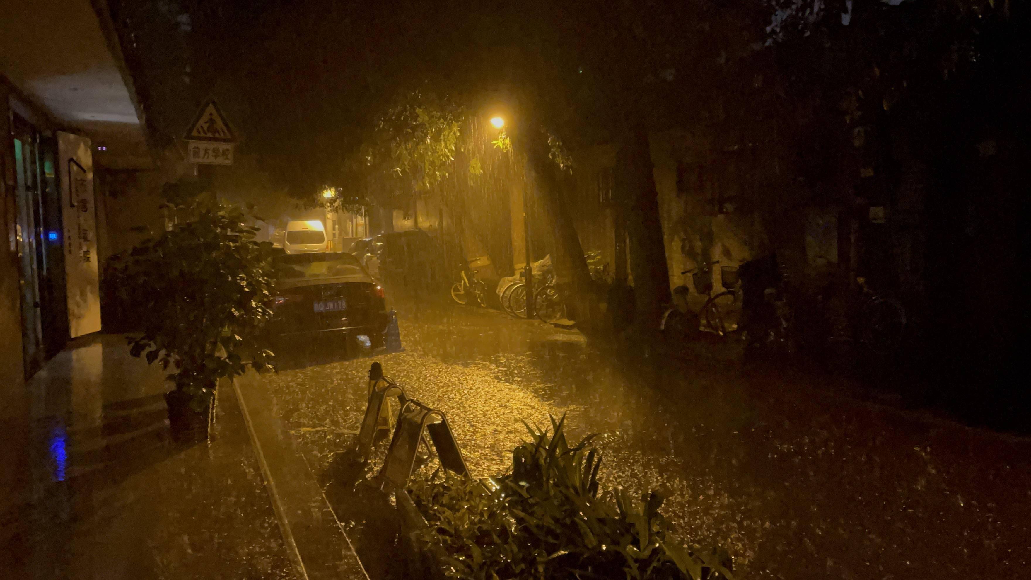 小区雨夜图片图片