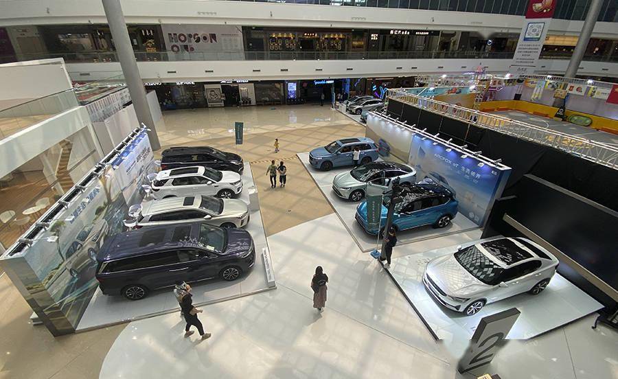 汽车也是大玩具商场里扎堆摆摊儿为哪般我们一探究竟