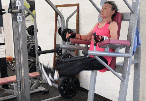 65岁开始健身87岁当健身教练,这位90岁奶奶也太硬核了吧!