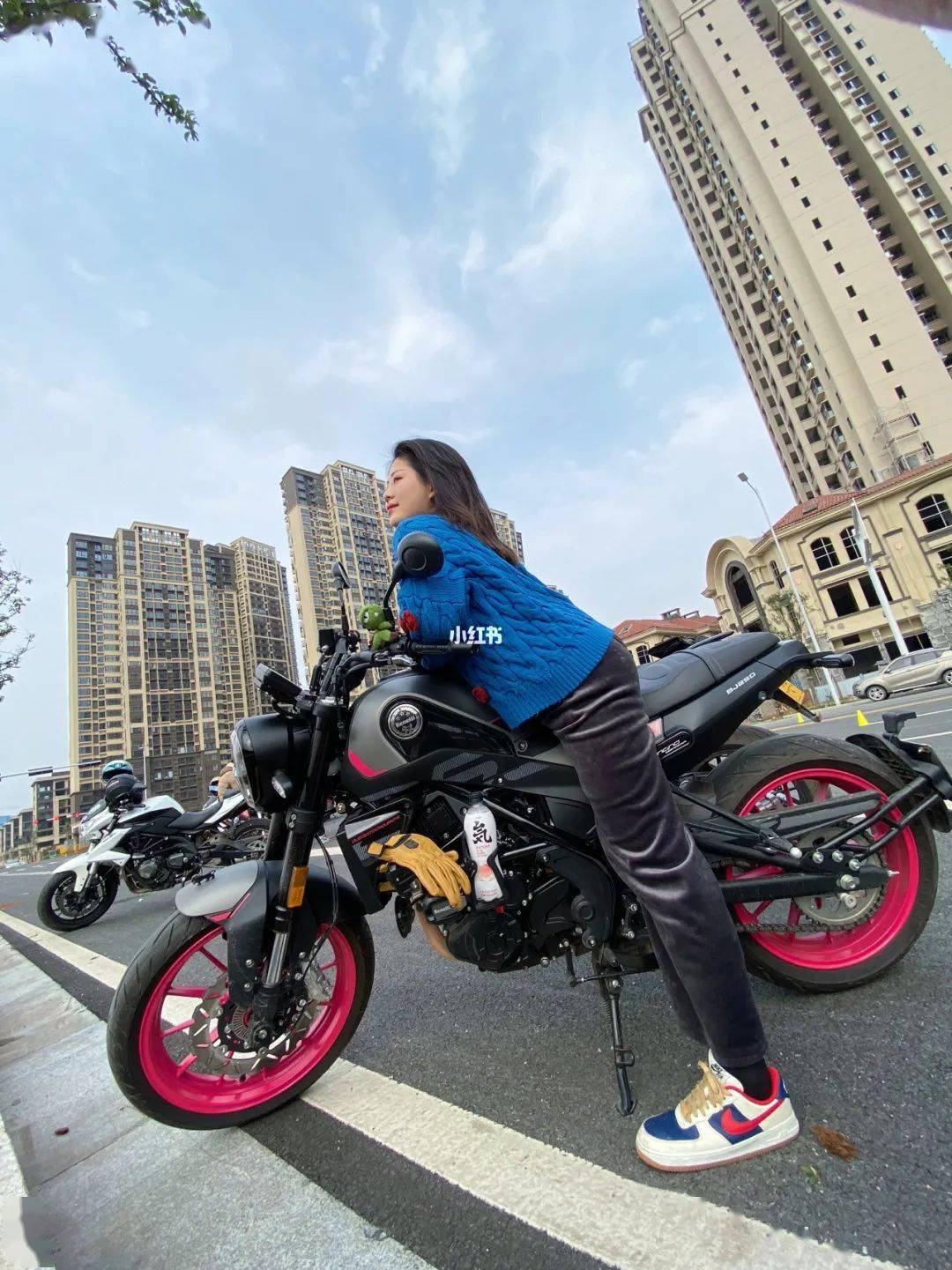 先恭喜本仙女喜提贝纳利幼狮250女王粉,不得不说,定制女王粉的颜色真