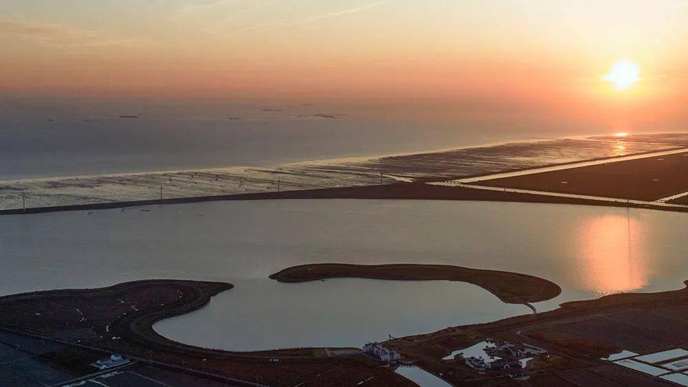 山临海,海中央横排着七座小岛,当地人称她们为"七姐妹山"