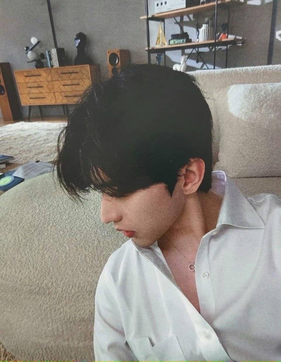 vivo代言人自拍系列更新 蔡徐坤白衬衫造型纯欲撩人满足所有幻想!