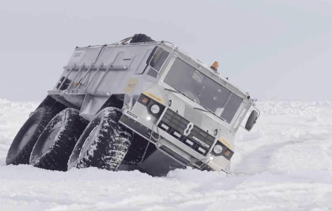 burlak 6x6的车身长度达到了7300mm,宽度为2900mm,接近角75°,通过角