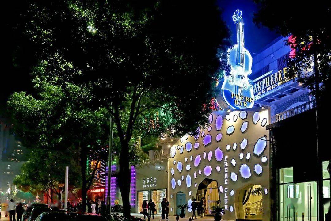 一场红色灯光大秀点亮了龙城的夜空