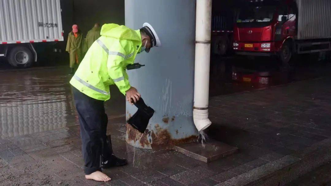 镜头下,北京警察的暴雨时刻