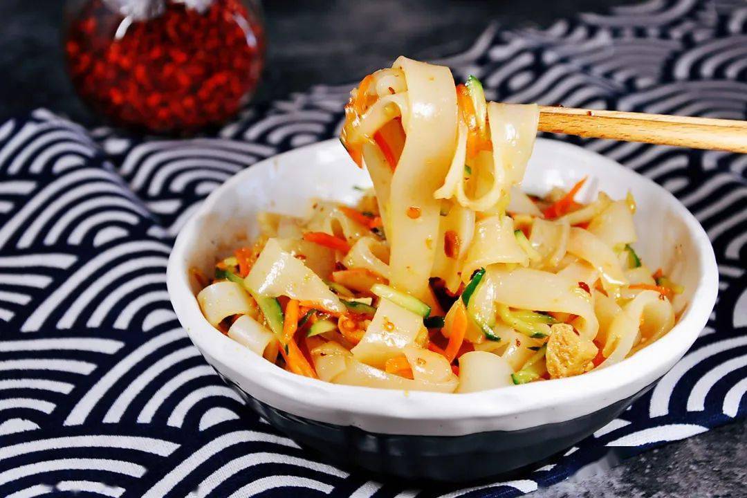 自制凉皮,简单又干净,看着都流口水