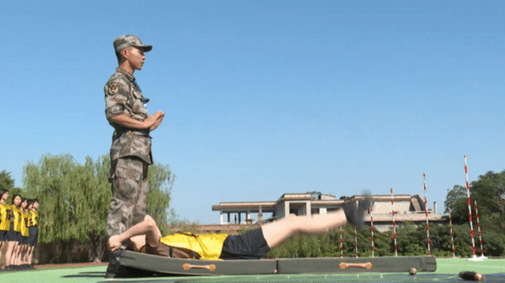 这小姐姐颜值可吊打半个娱乐圈却成为陆军首位女飞行员