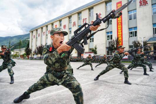 新训二中队新兵叶江凯参加刺杀考核单兵战术基础动作卧倒,低姿匍匐,滚