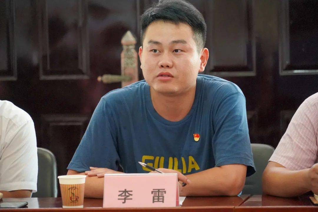 张贴海报出发合照团队于7月13日到达庐江县凌安村,村党组织书记汪利对